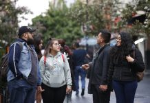 ‘Millennials’ se vacunan, pero también regresan a las fiestas