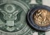 Peso baja en día de poca liquidez, a la espera de la Fed y Banxico