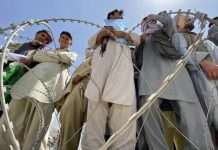 Talibanes reprimen protesta y asesinan mujer por no llevar la burka