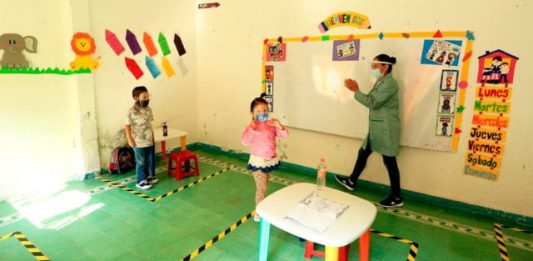 AMLO corrige plana a la SEP: carta compromiso no será obligatoria