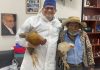 Abuelito paga con dos gallinas operación de próstata porque no tenía dinero
