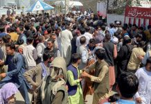 Pánico por la urgencia de huir de Afganistán; miles desatan caos en aeropuerto de Kabul