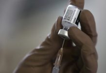 Efectividad de la vacuna de Pfizer disminuye más rápido que la de AstraZeneca