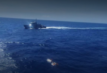 Niños fueron encontrados aferrados al cadáver de su madre tras naufragar