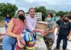Continuando con la entrega de apoyos a comunidades afectadas por “Nora”, el presidente municipal Ricardo Nuñez, visitó esta tarde la comunidad de Las Garzas para hacer entrega de apoyos alimenticios y de colchonetas.