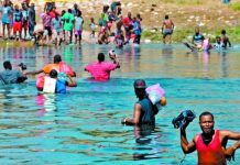 EU cierra paso en Texas y echa a 208 haitianos