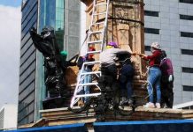 Mujeres colocan antimonumento en lugar de estatua a Colón en CdMx