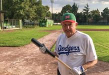 López Obrador sufre desgarre jugando beisbol