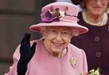 La reina Isabel fue hospitalizada la noche del miércoles, ya está de vuelta en Windsor