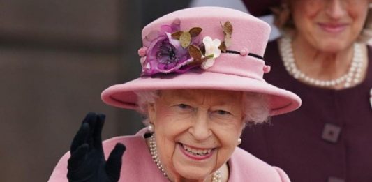 La reina Isabel fue hospitalizada la noche del miércoles, ya está de vuelta en Windsor