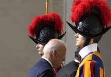 ¡Histórica visita! Biden y el papa Francisco hablan en el Vaticano