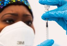 Nueva York obliga a todos sus funcionarios a vacunarse