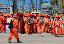 Pagan 300 pesos al día por ser banderero en la refinería de Dos Bocas