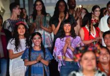 Desfilan contra el plagio de artesanos textiles en la feria “Arte Textil Mexicano Original”