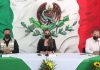 Evelyn Salgado aparece en acto oficial delante de una bandera modificada