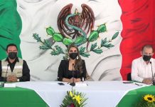 Evelyn Salgado aparece en acto oficial delante de una bandera modificada