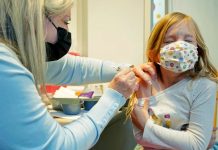 Aplican dosis equivocadas de vacuna contra Covid a más de 100 niños en EU