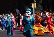 México incumplió protocolo durante Día de Muertos; alertan de posible rebrote de covid