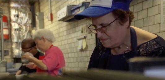 Este restaurante contrata abuelas en vez de chefs