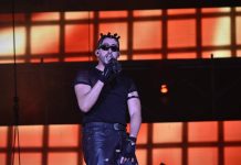 Tras casi cuatro horas de retraso, Bad Bunny arma fiesta en Puerto Rico