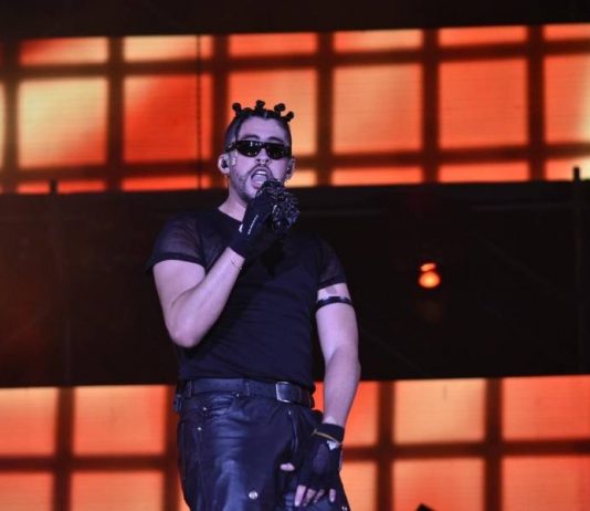 Tras casi cuatro horas de retraso, Bad Bunny arma fiesta en Puerto Rico
