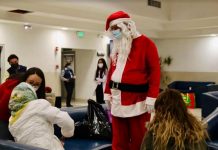 Diputado se viste de ‘Santa’ para llevar regalos a niños hospitalizados