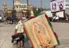 Peregrinos llegan de rodillas, caminando o en bici a visitar a la Virgen de Guadalupe