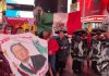 Mexicanos arman su AMLOFest en el Times Square con “La Chona” y “Payaso del Rodeo”