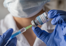 Sin registro previo y con AstraZeneca: así será la vacunación anticovid de refuerzo de adultos mayores