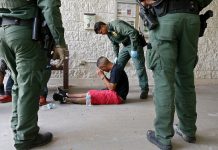 Hallan en Texas a más de 80 indocumentados en cinco casas de seguridad