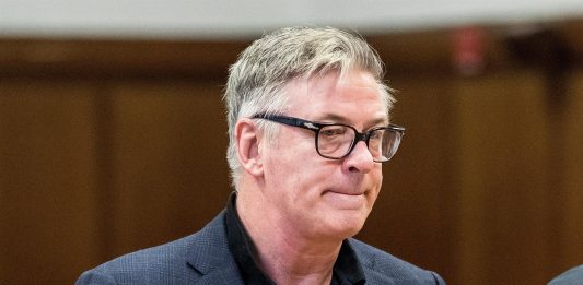 Alec Baldwin niega que disparó el arma que mató a Halyna Hutchins
