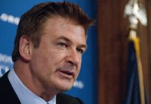 Autoridades de EU registrarán teléfono de Alec Baldwin por accidente en rodaje de ‘Rust’