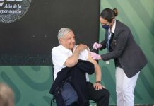 AMLO recibe dosis de refuerzo de la vacuna anticovid durante La Mañanera