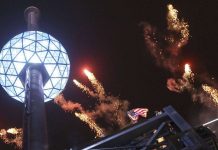 Una breve historia del tradicional descenso de la bola en la víspera de Año Nuevo en Times Square