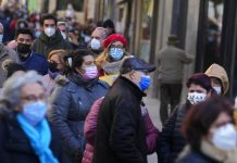 Europa prevé que ómicron sea la variante de covid-19 dominante en 2022