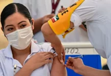 Covid: por qué la transmisión entre quienes se han vacunado tres veces no debe ser causa de alarma