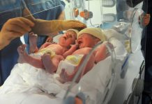 Una mujer en Estados Unidos dio a luz a gemelos que nacieron en 2021 y 2022