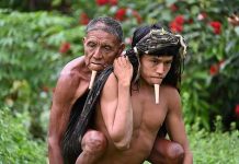 Joven carga a su papá durante seis horas para llevarlo a recibir vacuna covid