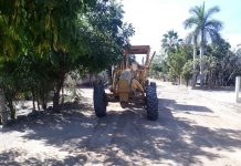 Rehabilitan calles y caminos de comunidades y La Cruz, Elota