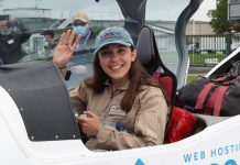 Una mujer de 19 años bate un récord de vuelo en solitario