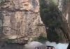 (VIDEO) El impactante momento en el que parte de un acantilado se desprende y aplasta a tres lanchas de turistas en Brasil