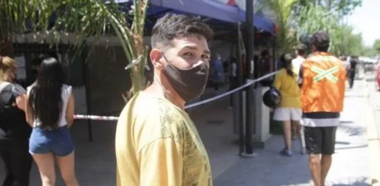 En Argentina, joven desempleado cobra por formarse en centros de pruebas covid