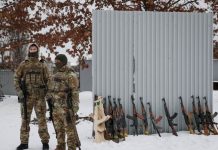 Mujeres toman clases en manejo de armas y defensa para luchar por Ucrania