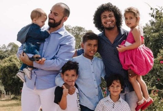 Pareja gay adopta 5 hermanos abandonados «Amar es un acto de valentía»