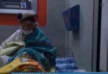 ANCIANITA DUERME EN UN CAJERO PORQUE ESPERA A QUE SU HIJO REGRESE POR ELLA