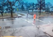 Heroico: mujer policía se sacrifica para salvar a un niño de ser arrollado | VIDEO