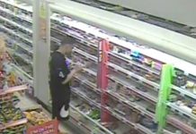 Exhiben a abogado que inyectaba su sangre en la carne congelada del supermercado | VIDEO IMPACTANTE