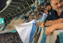 Aficionado lanza CENIZAS de un familiar sobre otros FANS ¡En pleno partido de FUTBOL!: VIDEO