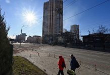 De terror: Captan impacto de misil ruso en edificio residencial de Kiev | VIDEO