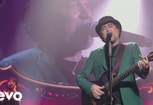 Joaquín Sabina reaparece y celebra sus 73 años en la gala de los Goya